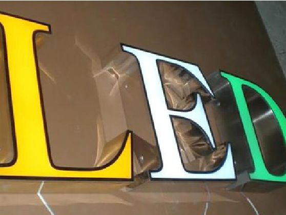 沐阳介绍LED招牌的基础知识。